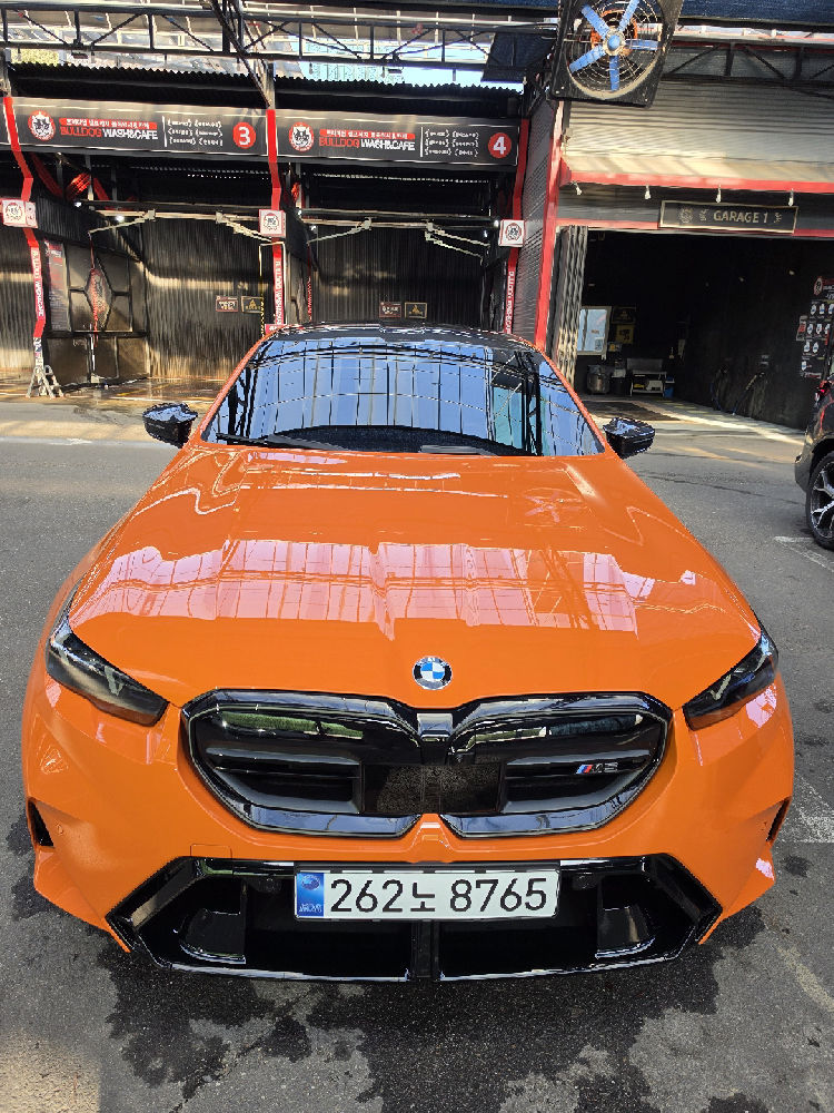 BMW M5(7세대) M5 PHEV 파이어 오렌지 30주년 에디션